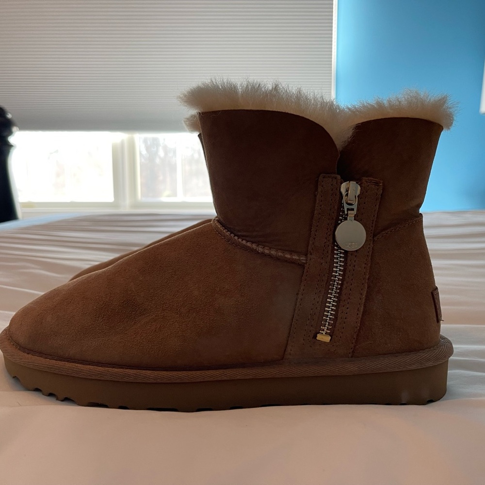 EUC women’s mini UGG boot with gold zipper- size 8